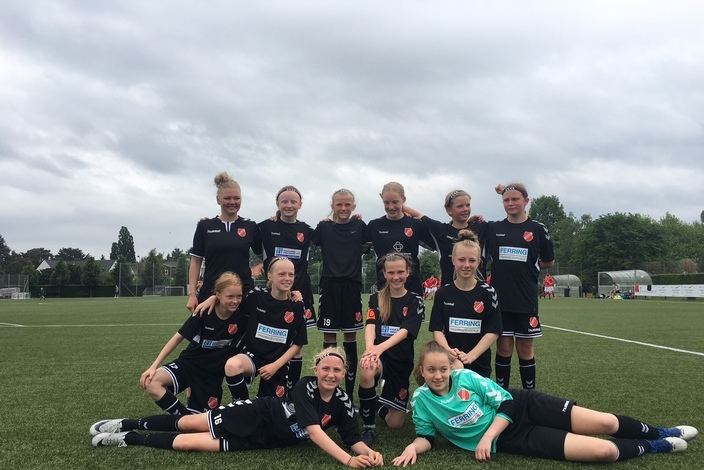 U13%20piger.%20holdbillede%2027.05.2018