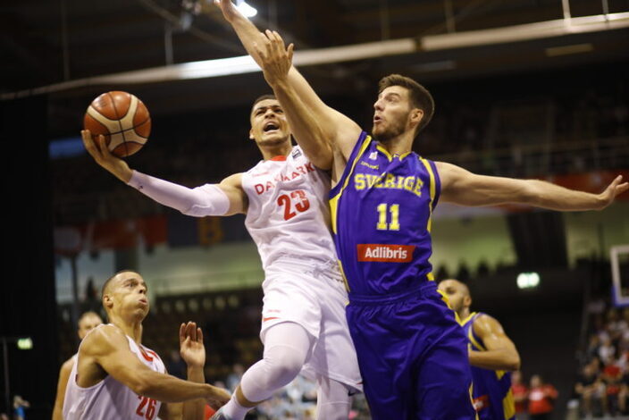 Gabriel-iffe-lundberg-danmark-sverige-eurobasket-pre-qualifiers-robert-dines-rasch-768x512