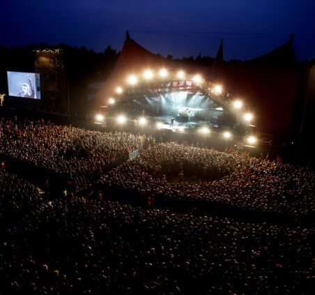 Fa7b85d6-fbf9-46cf-a6ec-bdfa46aca58dair_-_orange_stage_-_nanna_kreutzmann-rockphoto