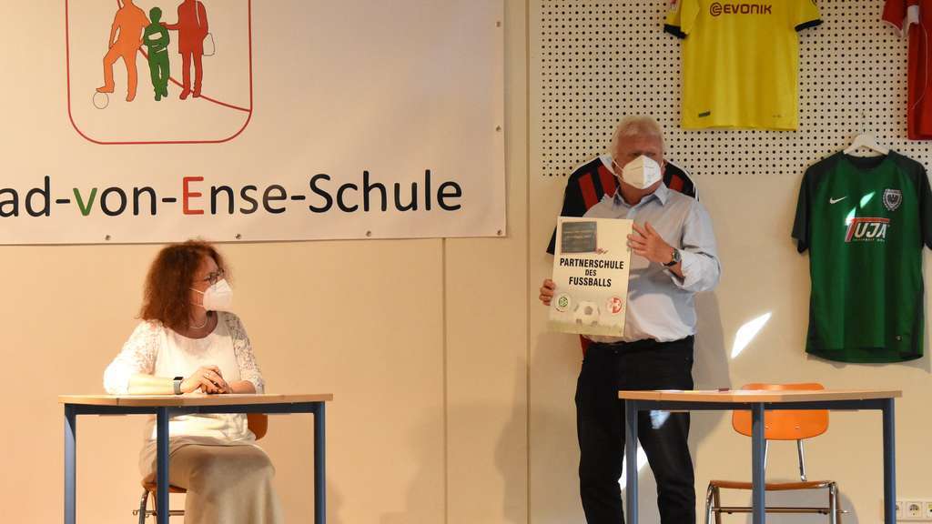 Sekundarschule wird DFB-Partner: Volker Antczak vom FLVW übergibt die Plakette an Schulleiterin Carola Pichmann. © Hinne-Schneider, Tobias