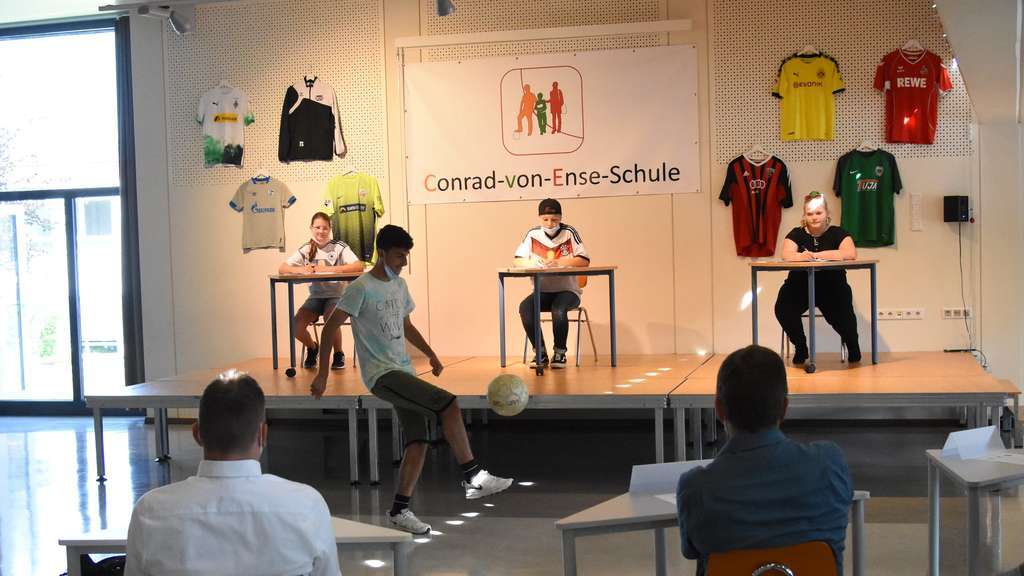 Fußball-Casting in der Conrad-von-Ense-Schule: Mit viel Humor suchten die Schüler Spieler für ihre Mannschaft. © Hinne-Schneider, Tobias