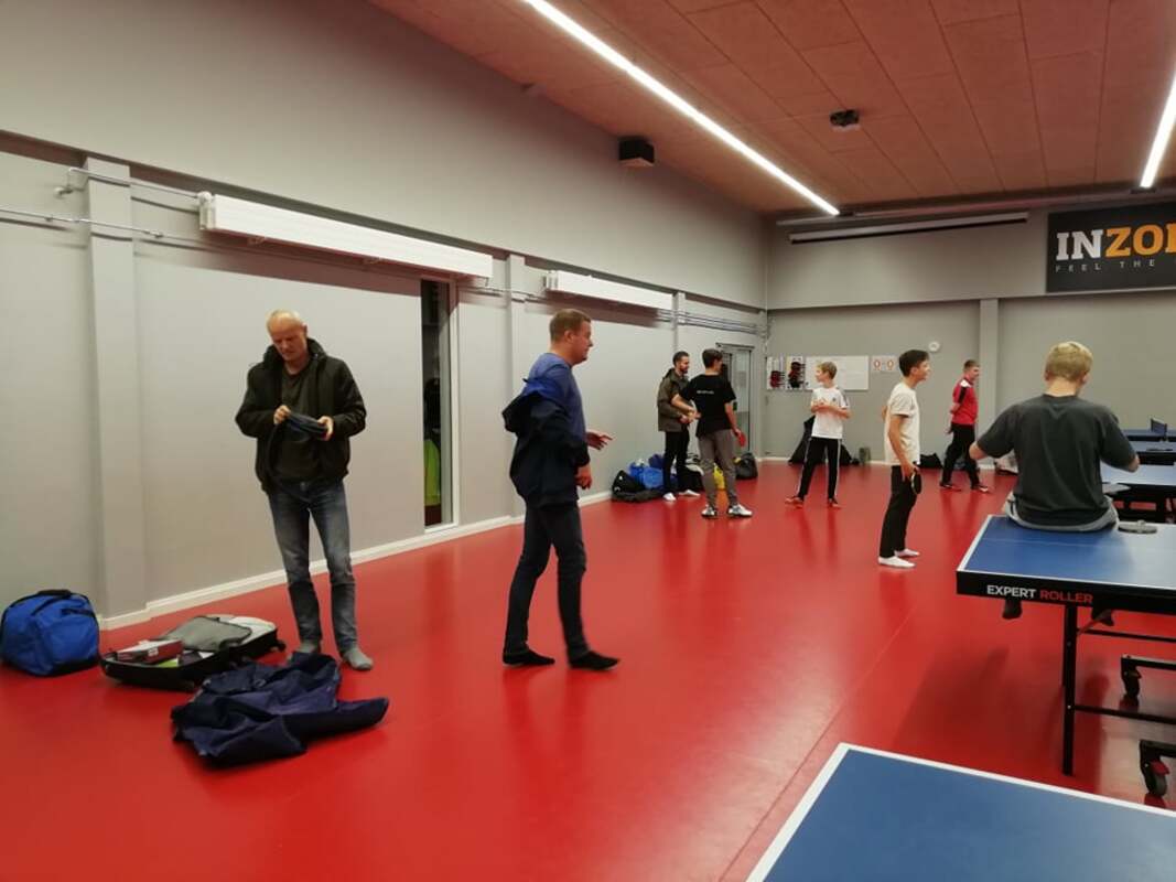 Lige ankommet til overnatningshallen, nu er det om at finde sig en 'gulvplads' Lige ankommet til overnatningshallen, nu er det om at finde sig en 'gulvplads'
