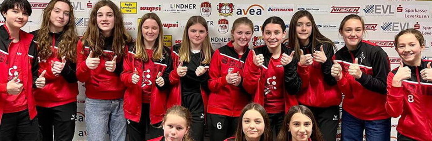 Weibl_c_jugend_vor_werbewand_bauyer_leverkusen