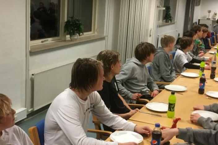 Et-par-ord-og-billeder-fra-u14-d-julefrokost-i-gog_5c1003752b195
