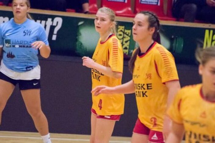 To-gule-u16-piger-med-landsholdet_5c0ff36c6ae1b-600x373