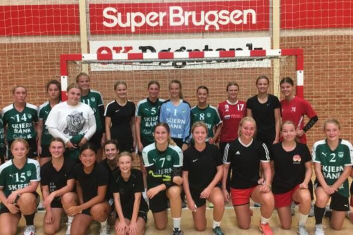 U16-pige-2-paa-traeningslejr-i-oelgod_5c0ff4b4e69ed