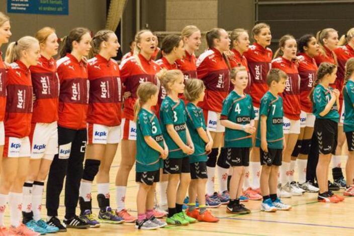 Clara-i-roedt-og-hvidt_5c1013895cc71