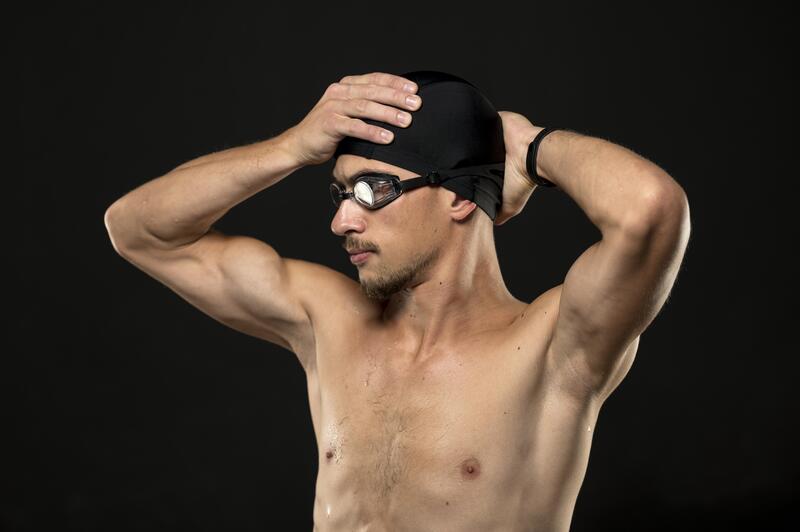 Nadador con gafas y gorro de natación