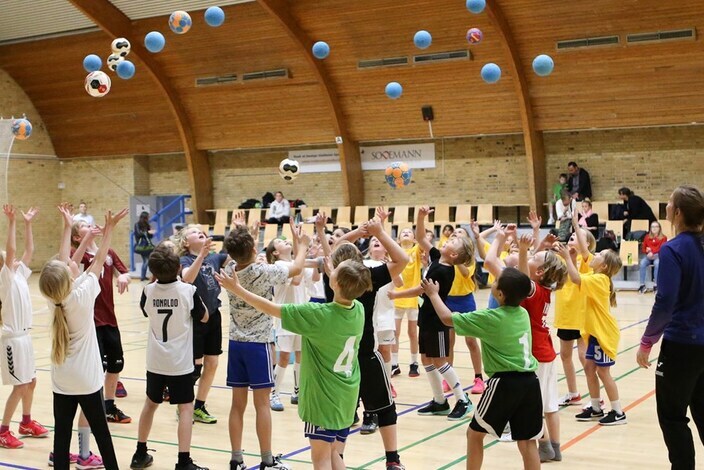 Boern-kaster-med-bolde