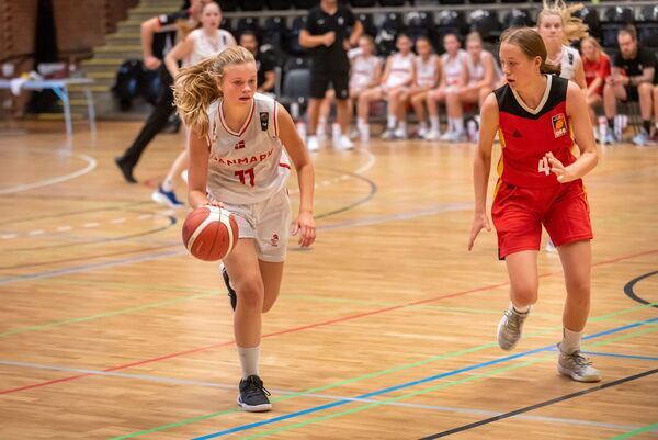 Klara%20i%20r%c3%b8d%20hvid%20-%20stevnsgade%20basketball