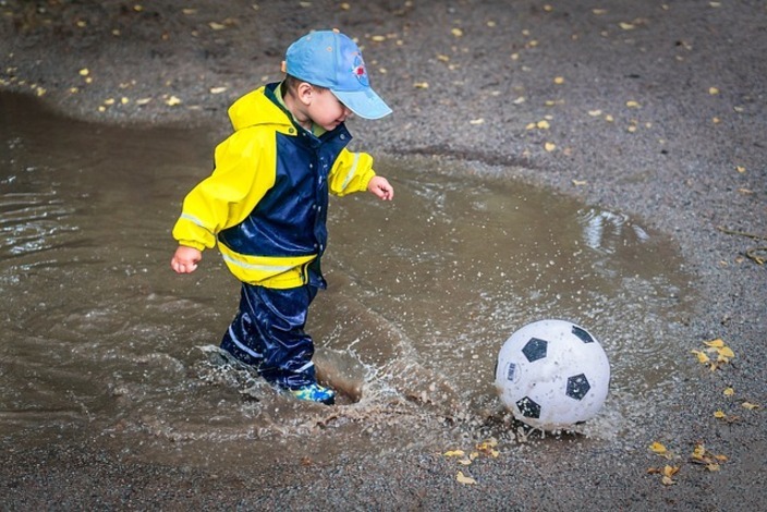 Regen-kind-fussball