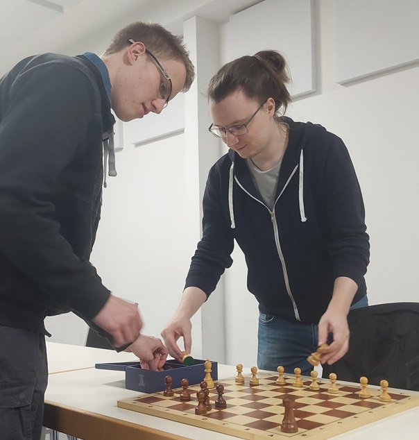 Janek und Nico haben die Figuren fest im Griff!