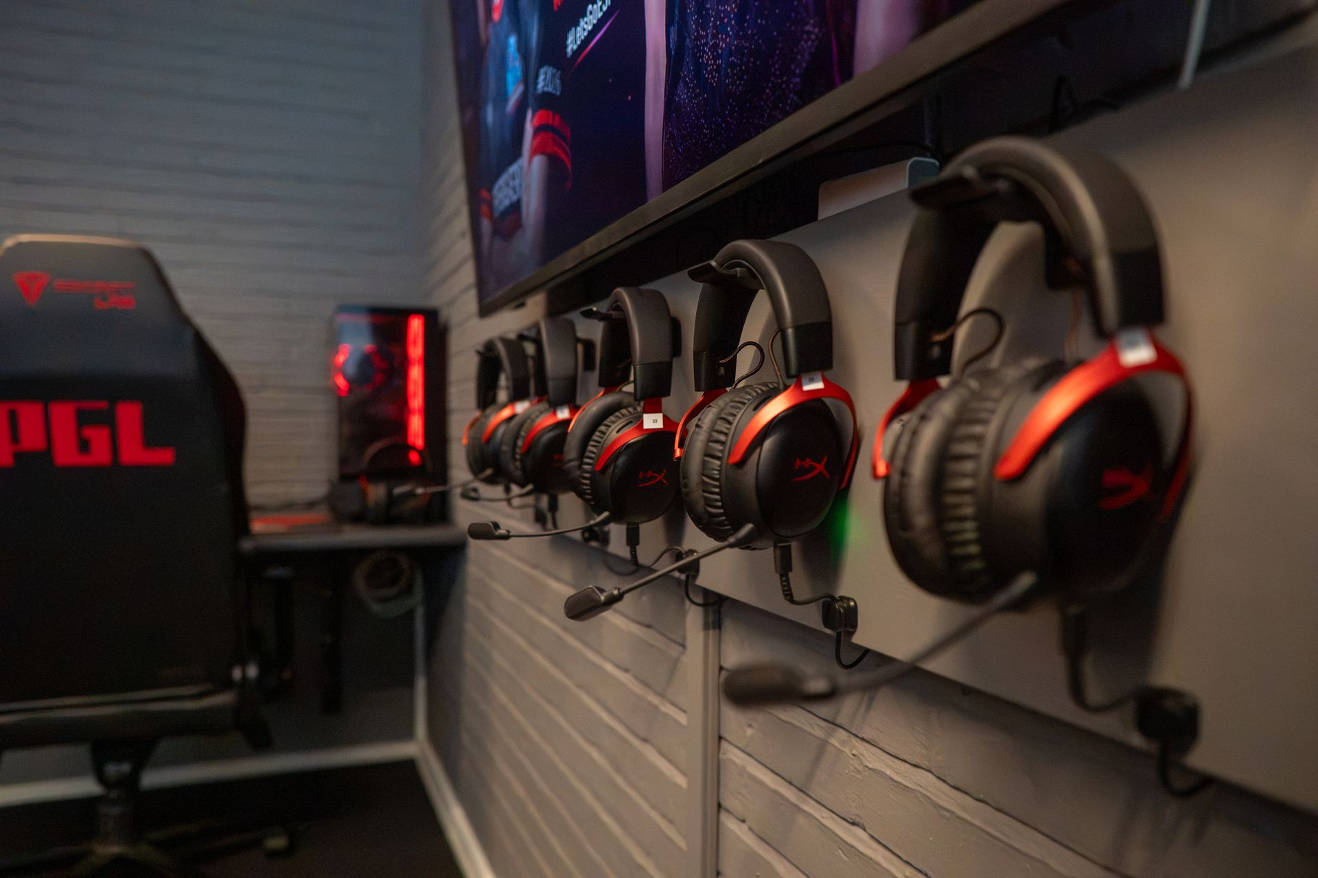 Gaming-pladser med headsets i Espergærde Esports nye lokale