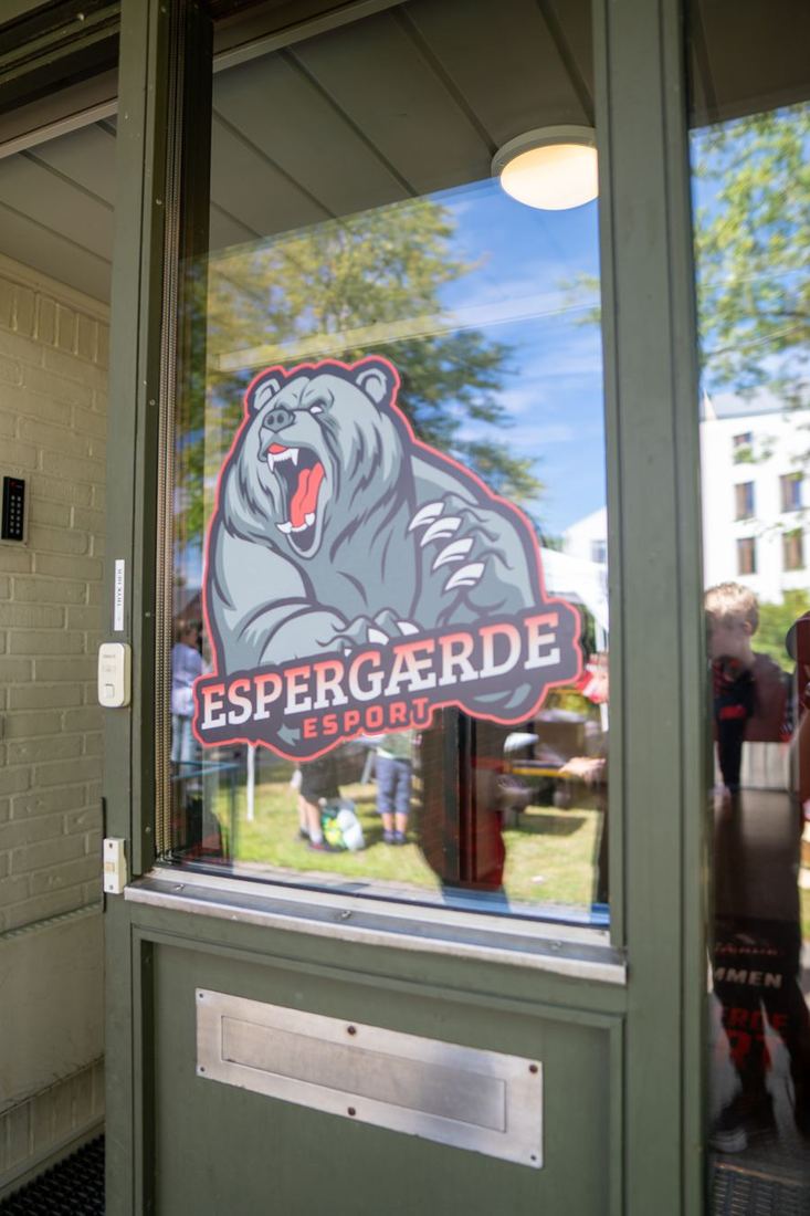 Espergærde Esport-logo på glasdøren