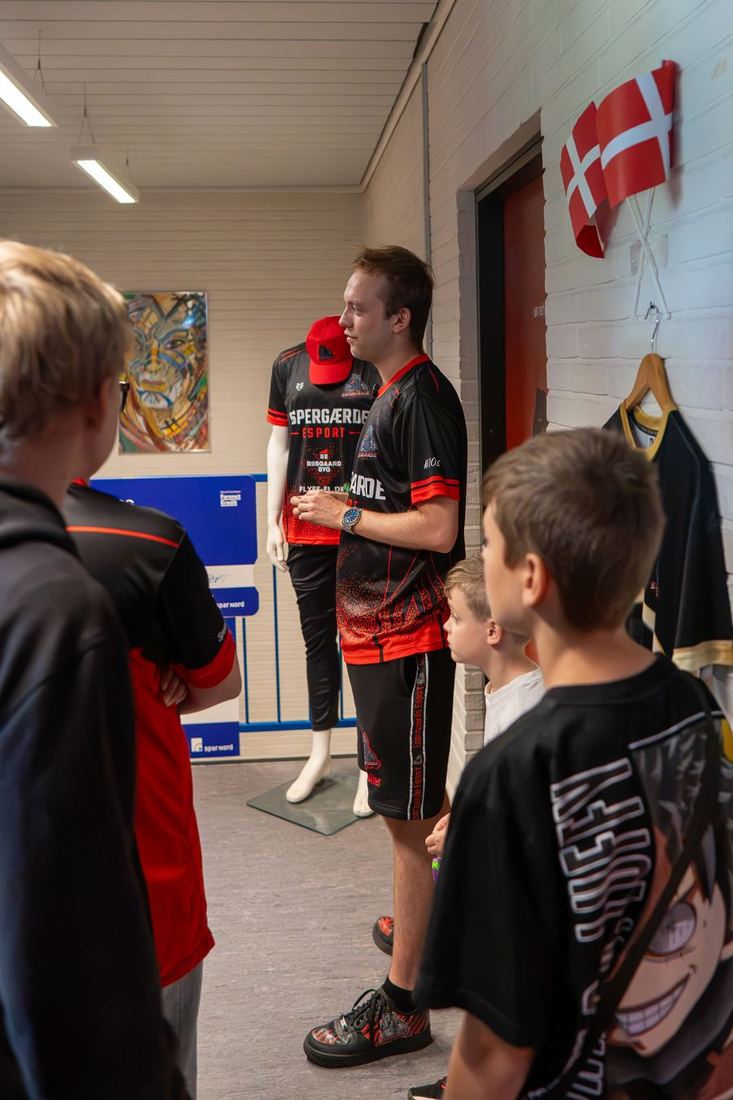 Børn og trænere i Espergærde Esport-trøjer