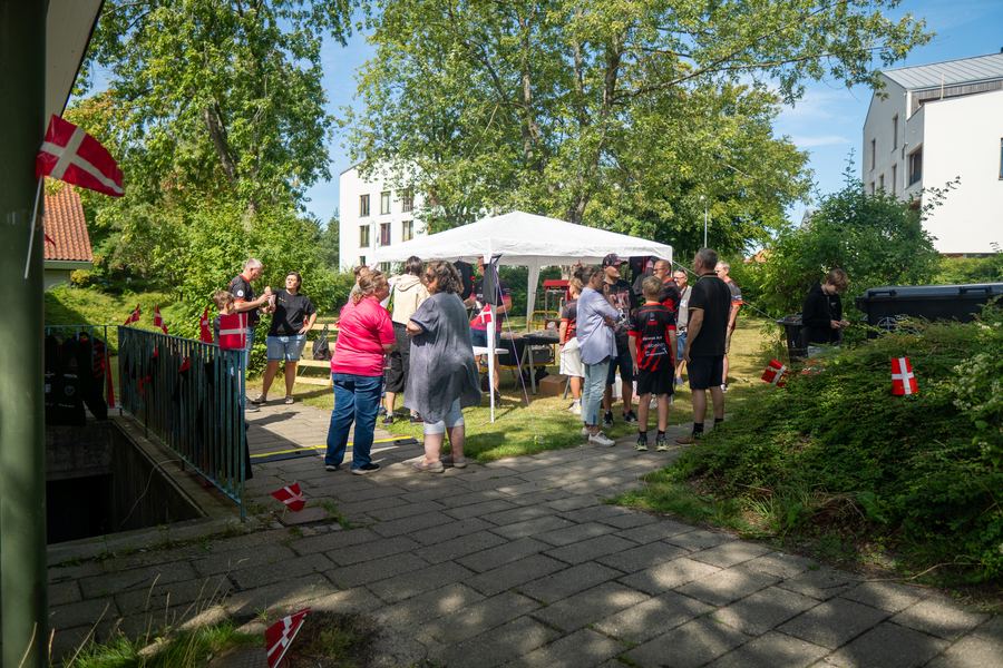 Åbent hus med telte og gæster foran klubben