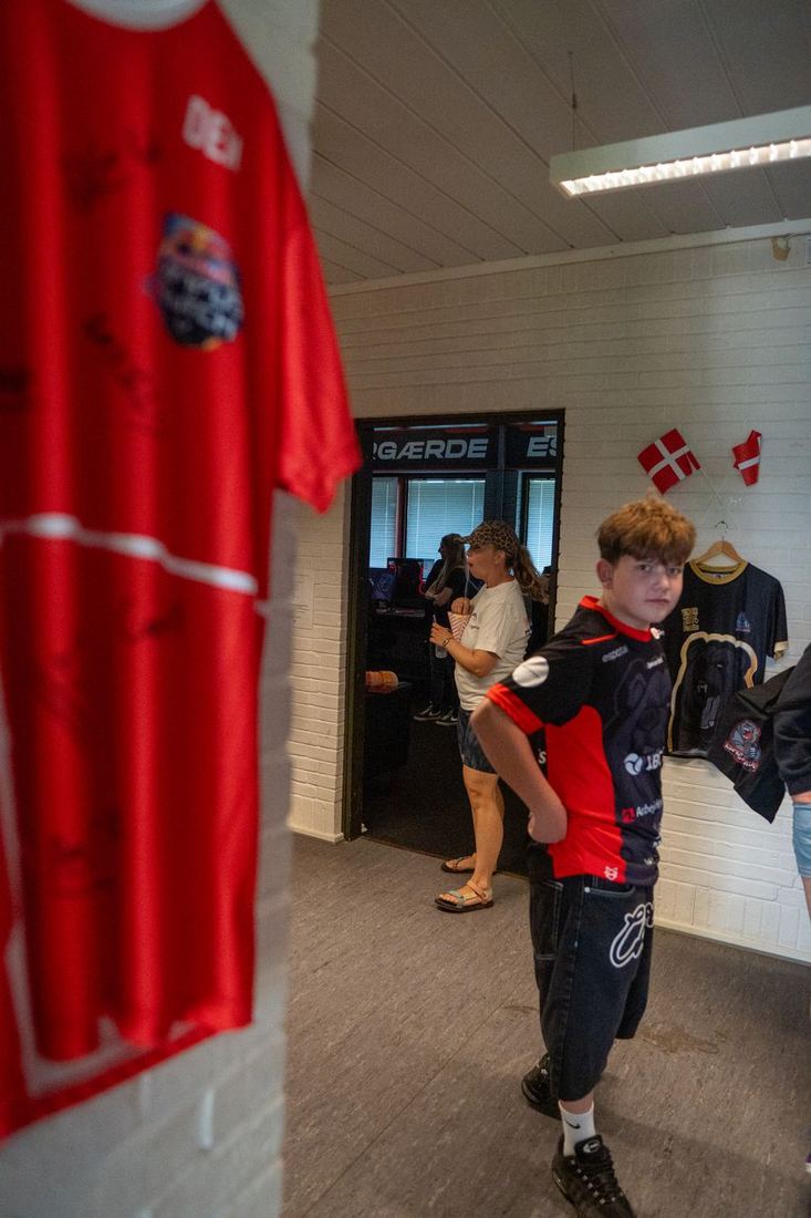 Ung spiller i Espergærde Esport-trøje til åbent hus