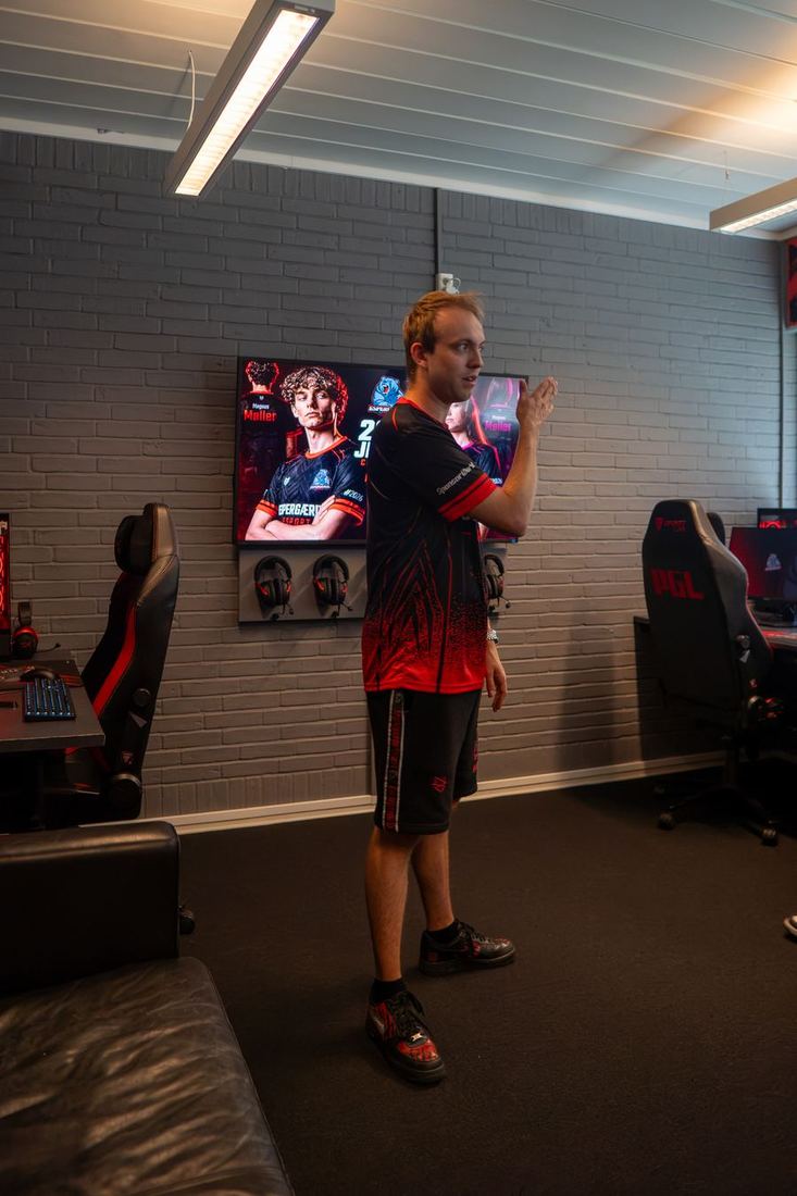 Træner og spiller i Espergærde Esport-trøje i det nye lokale