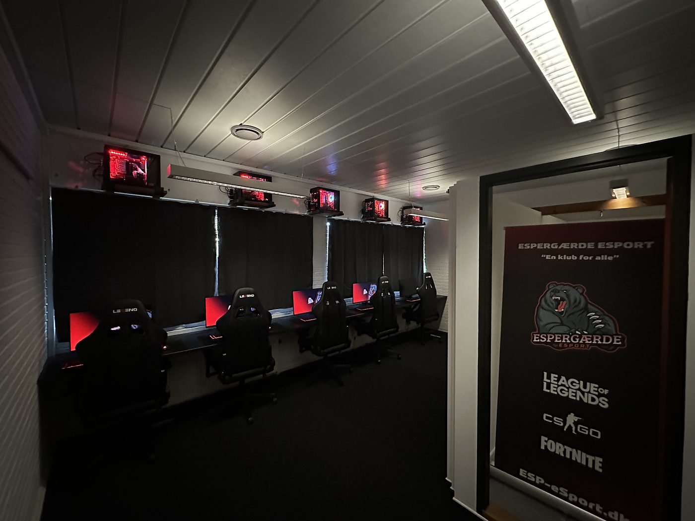 Det lille lokale med fem gaming-pladser og PC'erne på hylder over skærmene