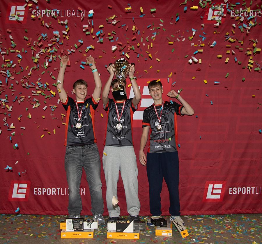 Tre spillere fra Espergærde Esport jubler med pokal og medaljer hos Esportligaen