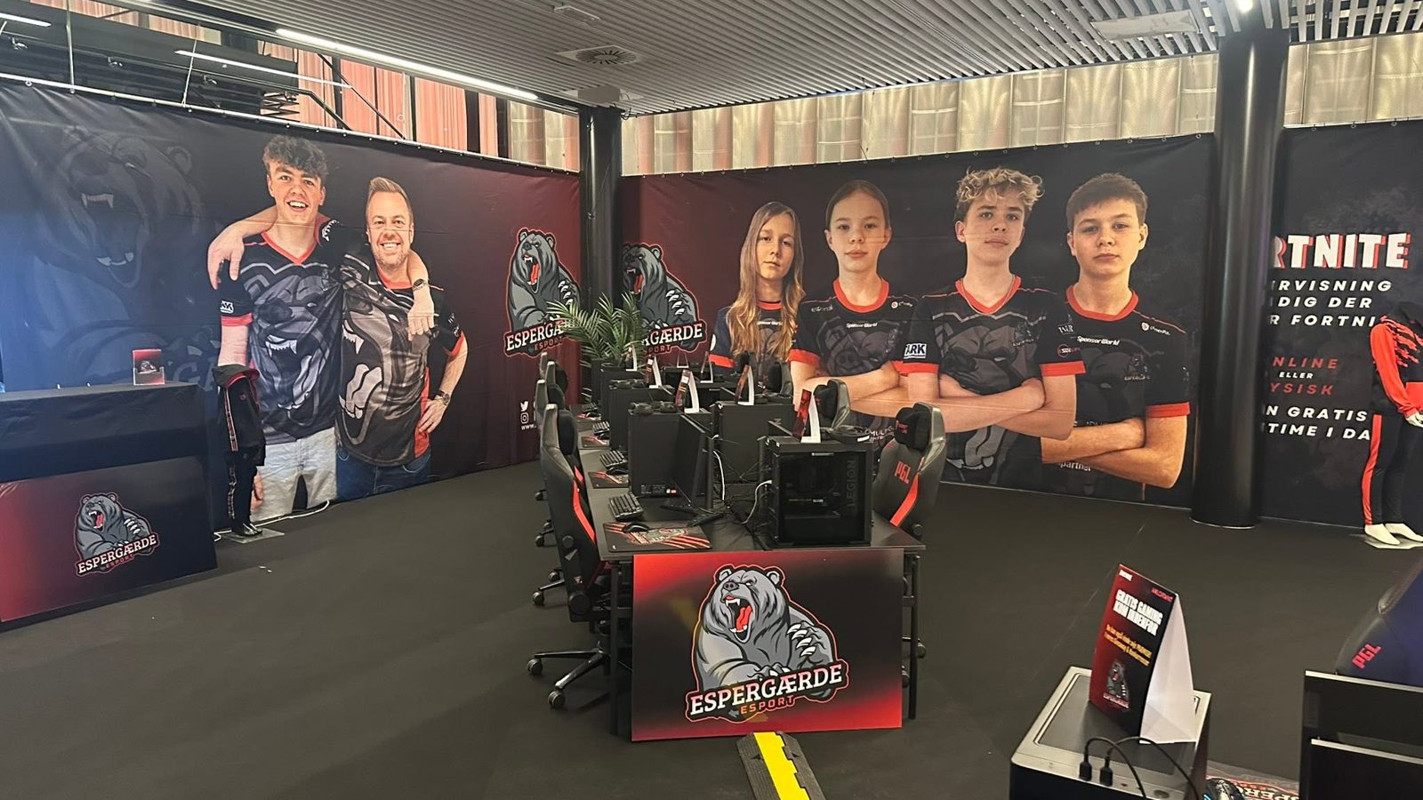 Espergærde Esports stand på Copenhagen Gaming Week med klubbannere, spillerbilleder og gaming-PC'er