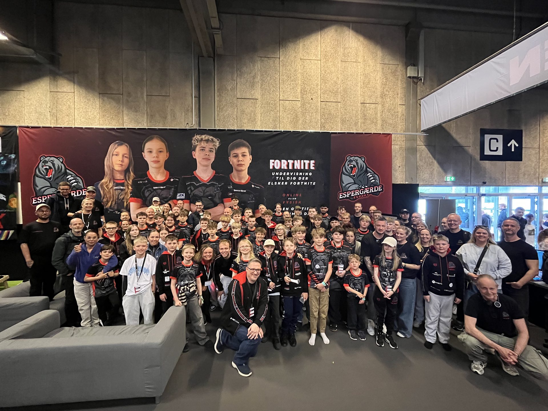 Medlemmer, trænere og forældre fra Espergærde Esport samlet på Gamebox 2025
