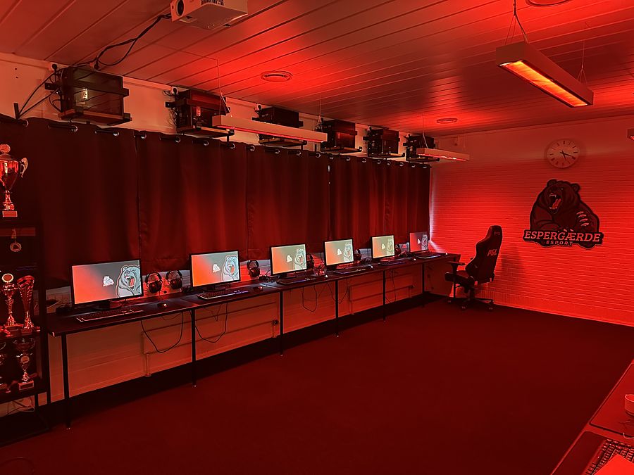 Nye computere og skærme på plads i det store lokale