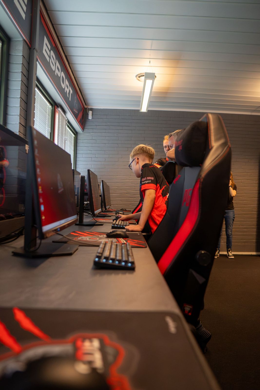 Ung spiller til træning i Espergærde Esports esportcenter
