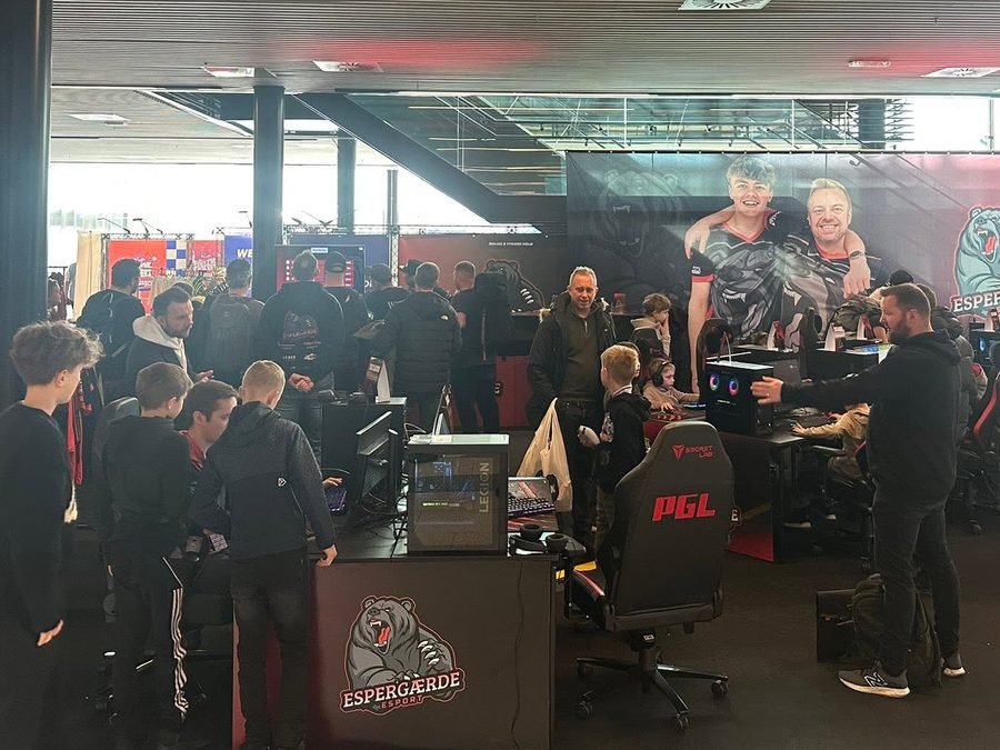Besøgende og medlemmer ved Espergærde Esports stand på Copenhagen Gaming Week