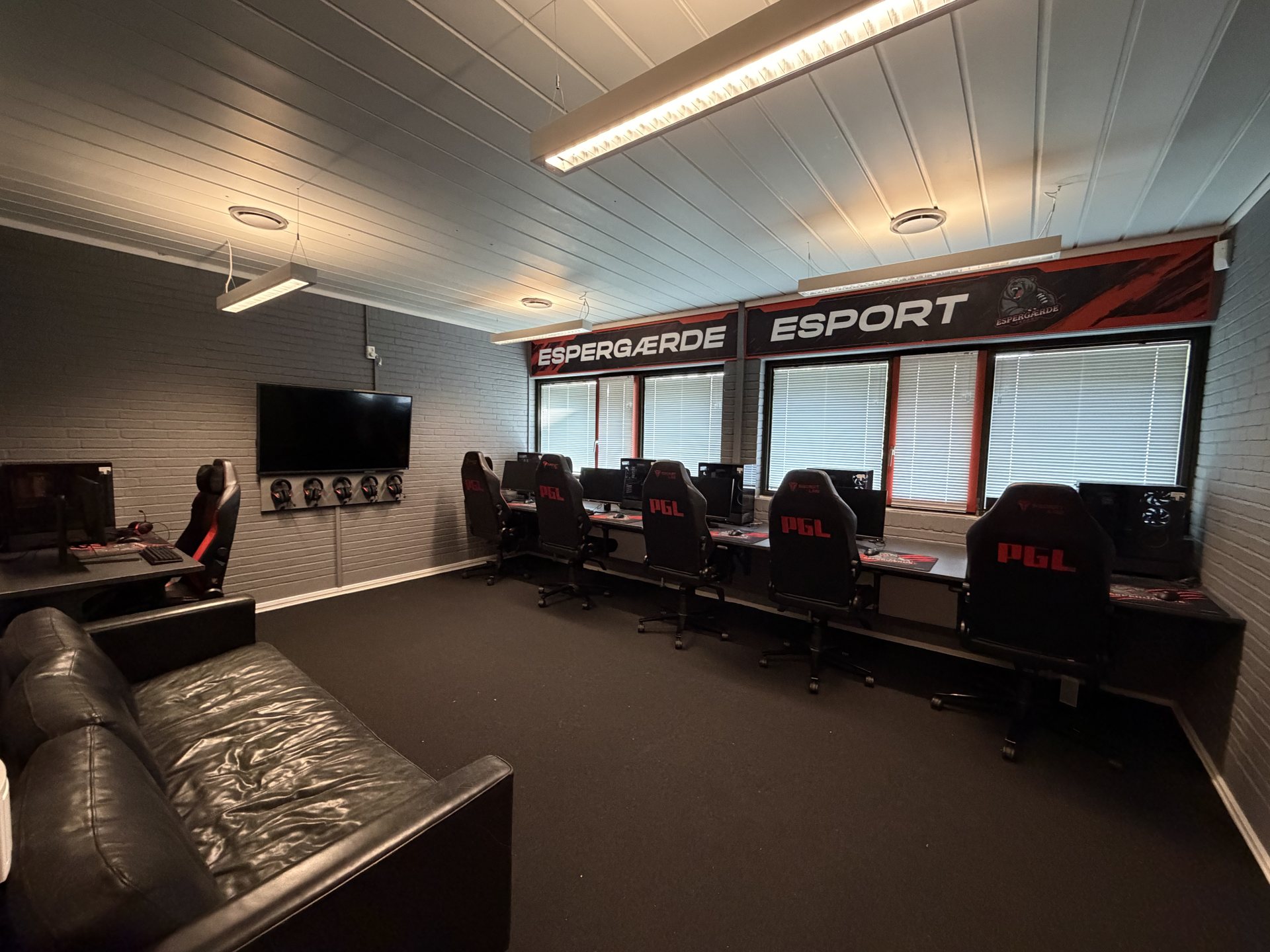 Det nye lokale med fem gaming-pladser, trænerplads og Espergærde Esport-banner