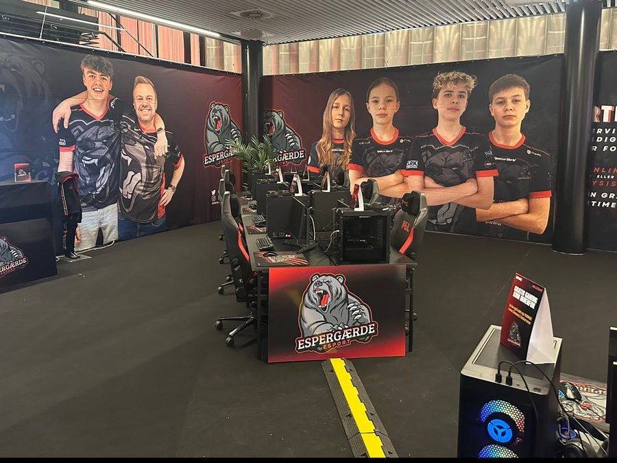 Espergærde Esports stand på Copenhagen Gaming Week med klubbannere, spillerbilleder og gaming-PC'er