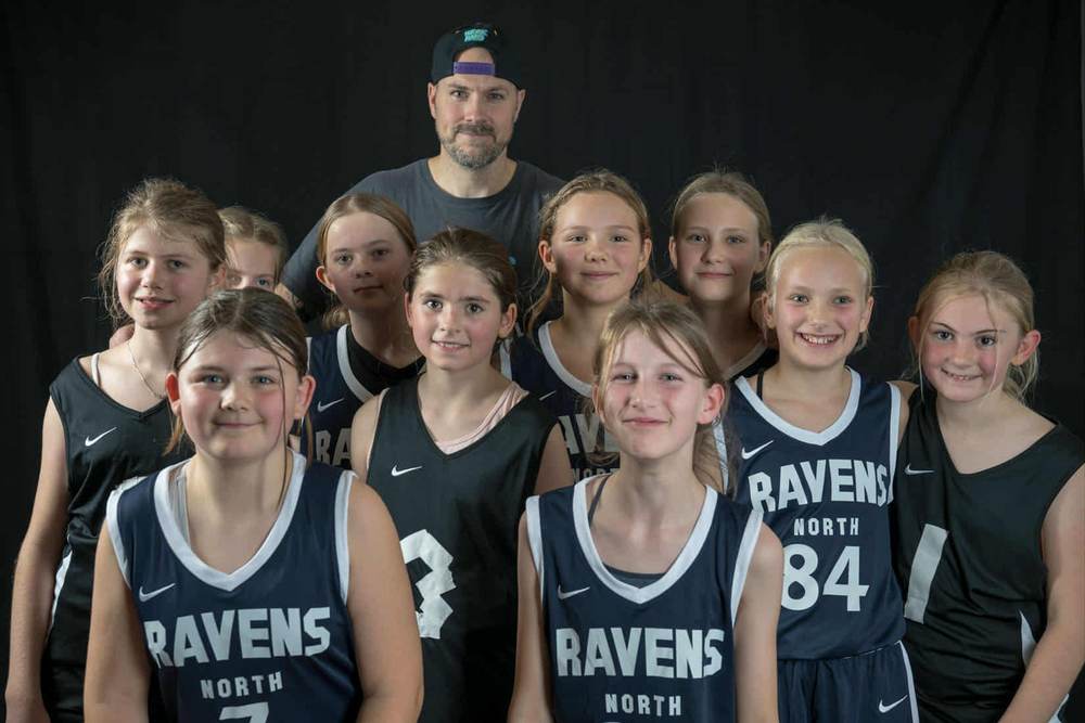 Ravens North pigehold med træner til holdfoto
