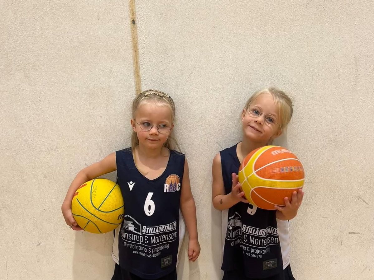 To små spillere med basketbolde